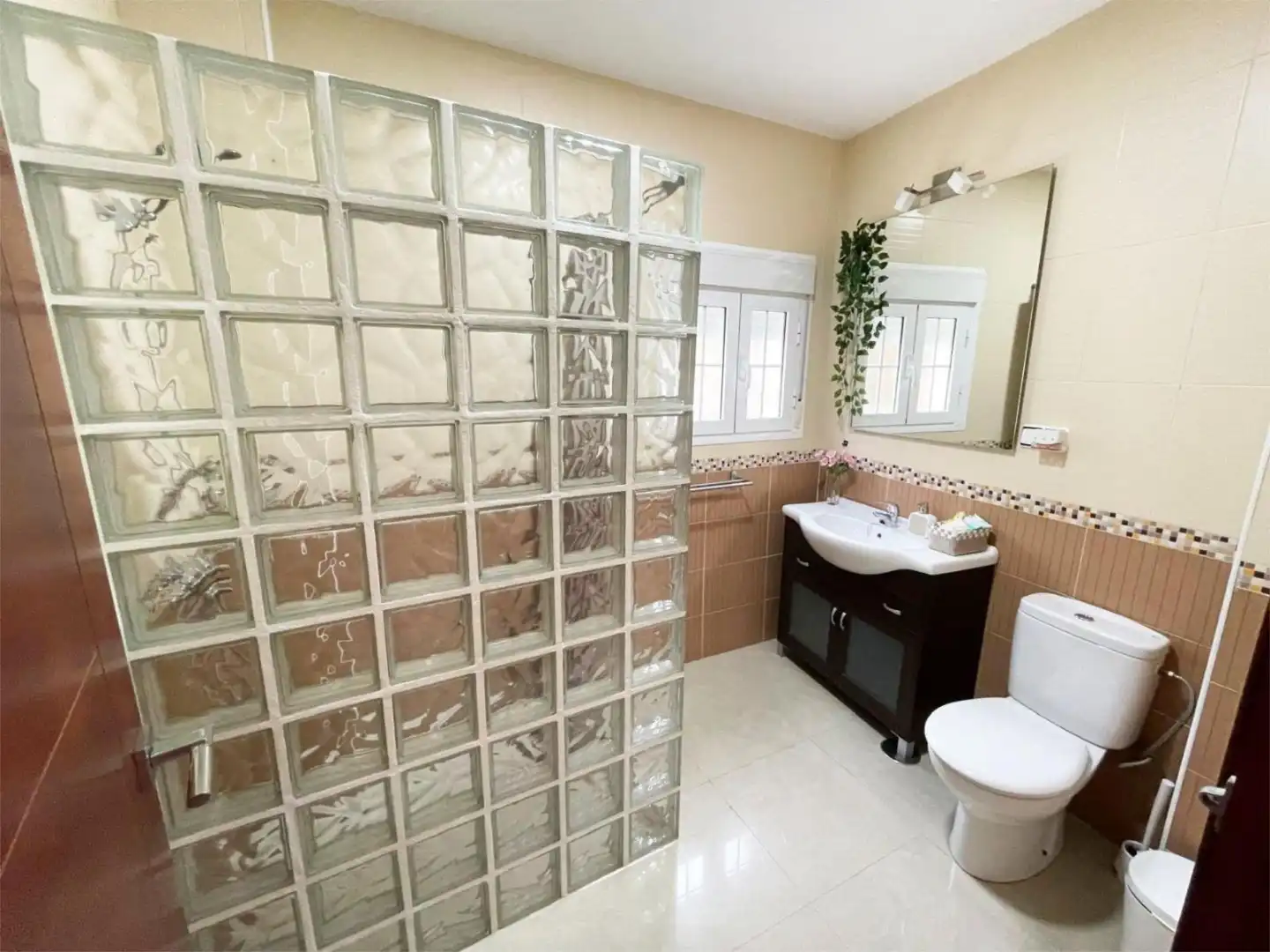 Casa o chalet en venta en Calle Ventosilla Alta, 17, Setenil de las Bodegas Baño de Casa o chalet en venta en Setenil de las Bodegas con Terraza, Piscina y Balcón