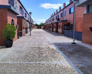 Vista exterior de Casa o xalet en venda en Valdemoro amb Calefacció, Terrassa i Piscina