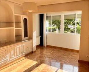 Sala d'estar de Pis de lloguer en  Madrid Capital amb Calefacció i Jardí privat