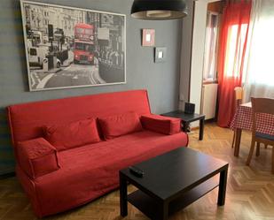 Sala d'estar de Pis per a compartir en  Madrid Capital amb Calefacció, Parquet i Moblat