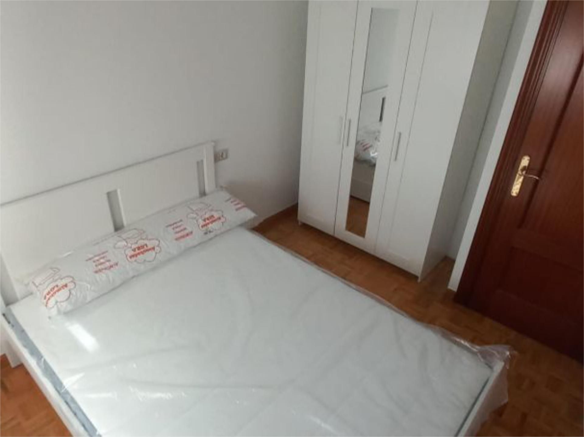 Bedroom of Flat to share in Vitoria - Gasteiz  with Heating, Parquet flooring and Storage room