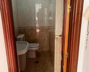 Bathroom of Flat to rent in Fuengirola