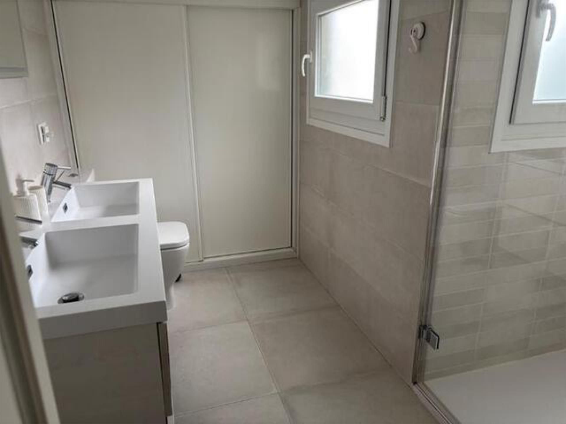 Bathroom of Single-family semi-detached to rent in Nigrán  with Terrace