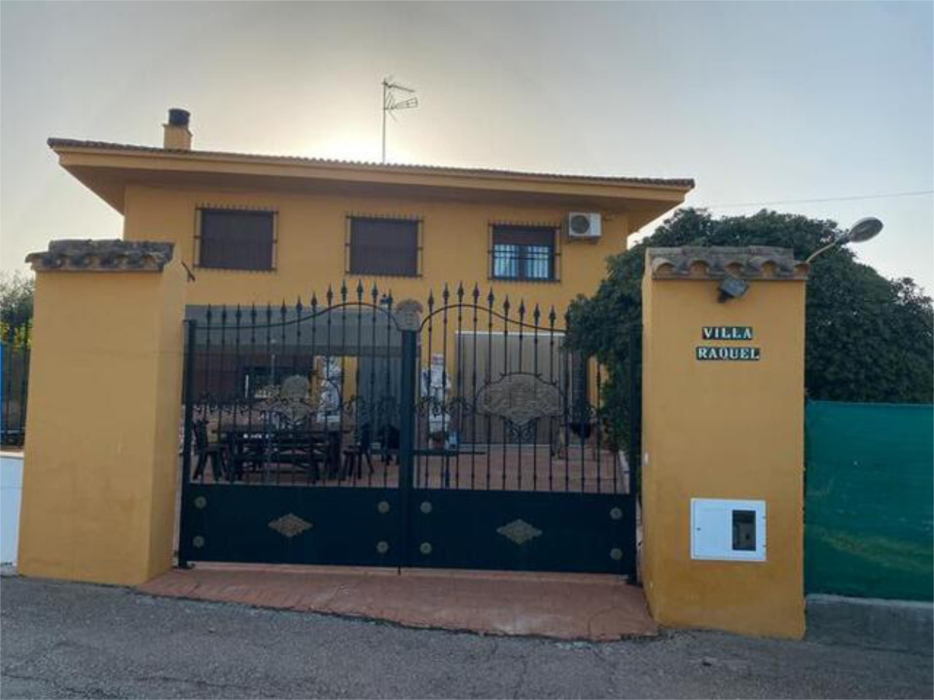 Vista exterior de Casa adosada en venda en Montilla amb Jardí privat, Terrassa i Piscina