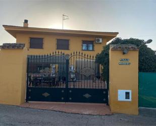 Vista exterior de Casa adosada en venda en Montilla amb Jardí privat, Terrassa i Piscina