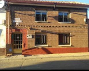 Vista exterior de Pis en venda en Cervatos de la Cueza amb Calefacció, Traster i Moblat