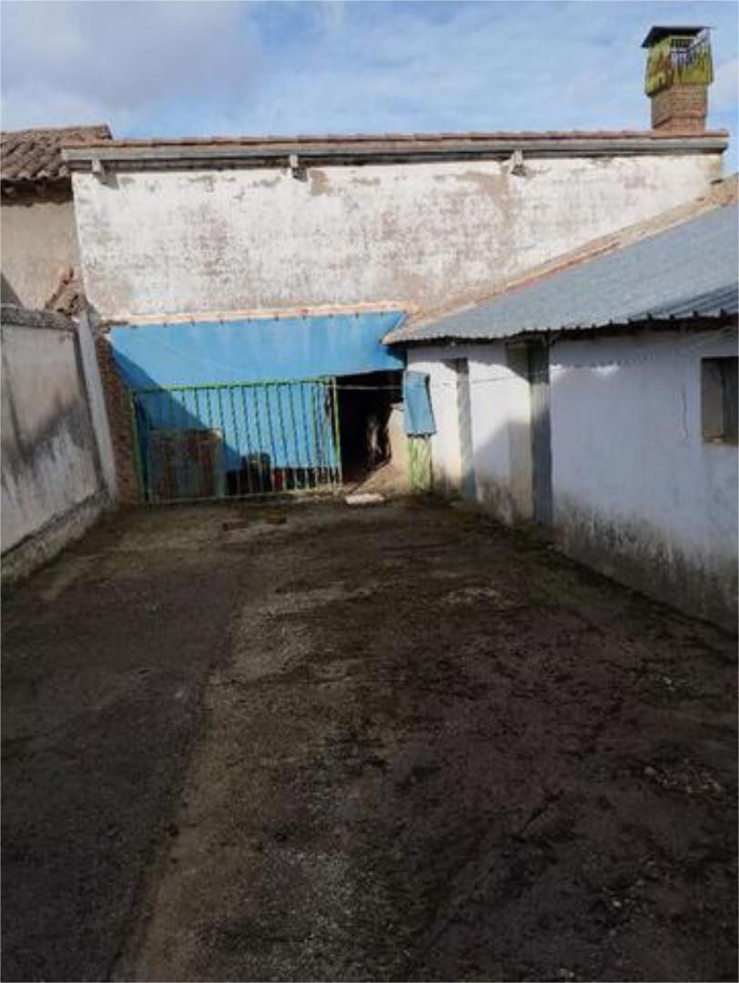 Vista exterior de Casa o xalet en venda en Cervatos de la Cueza amb Terrassa