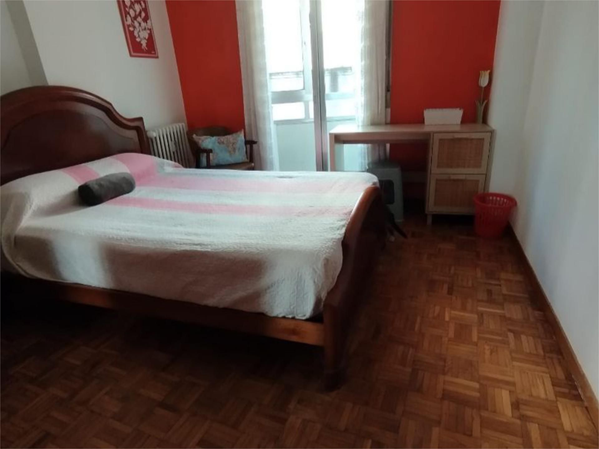 Bedroom of Flat to share in Ourense Capital   with Heating, Parquet flooring and Furnished