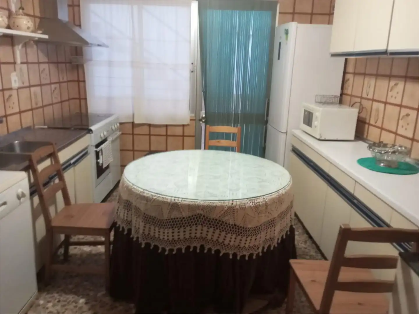 Casa adosada en venta en Calle Colon, 43, El Campillo (Huelva) Cocina de Casa adosada en venta en El Campillo (Huelva) con Terraza y Amueblado