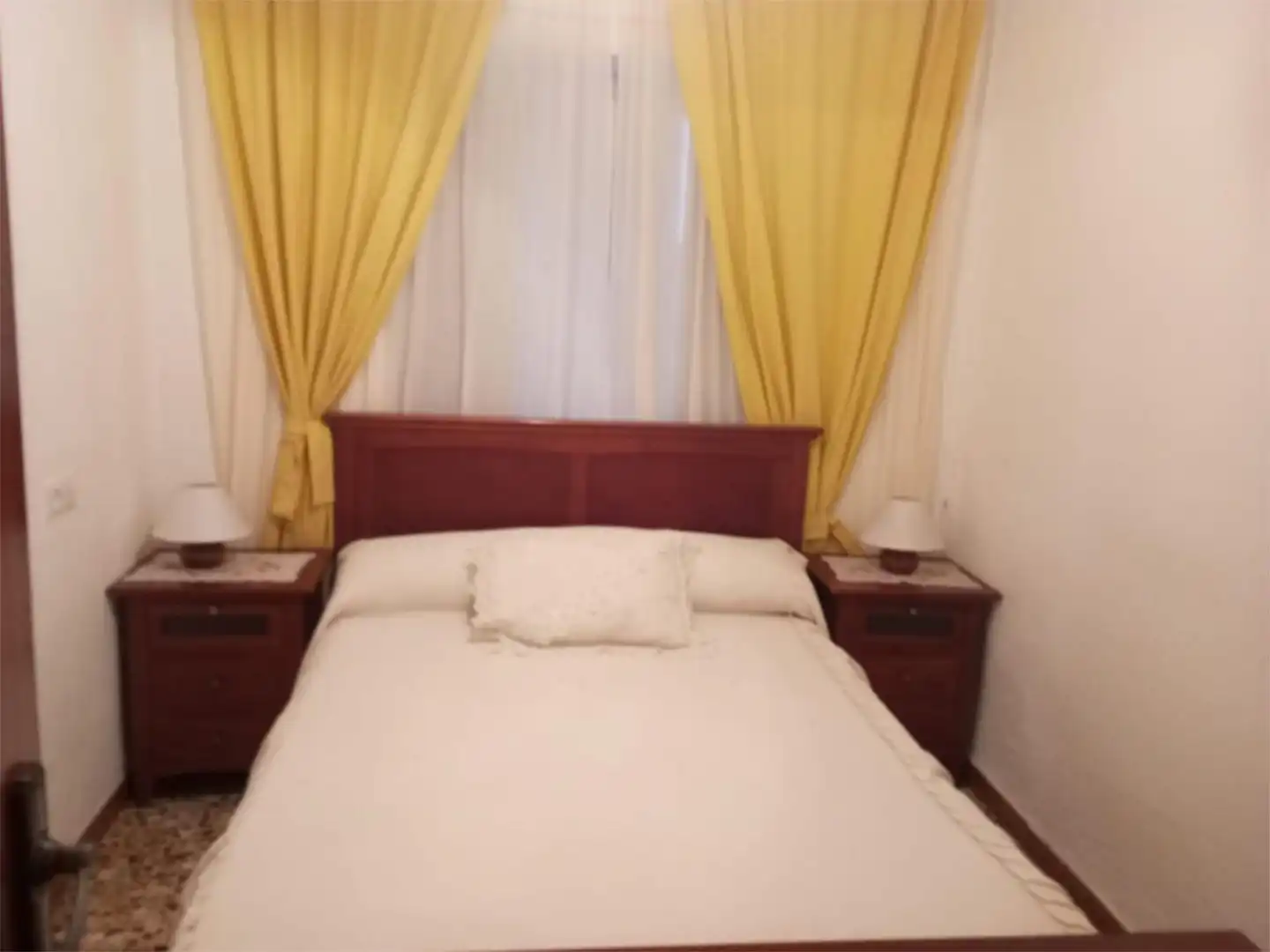 Casa adosada en venta en Calle Colon, 43, El Campillo (Huelva) Habitación de Casa adosada en venta en El Campillo (Huelva) con Terraza y Amueblado