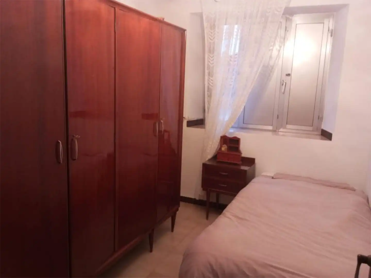 Casa adosada en venta en Calle Colon, 43, El Campillo (Huelva) Habitación de Casa adosada en venta en El Campillo (Huelva) con Terraza y Amueblado