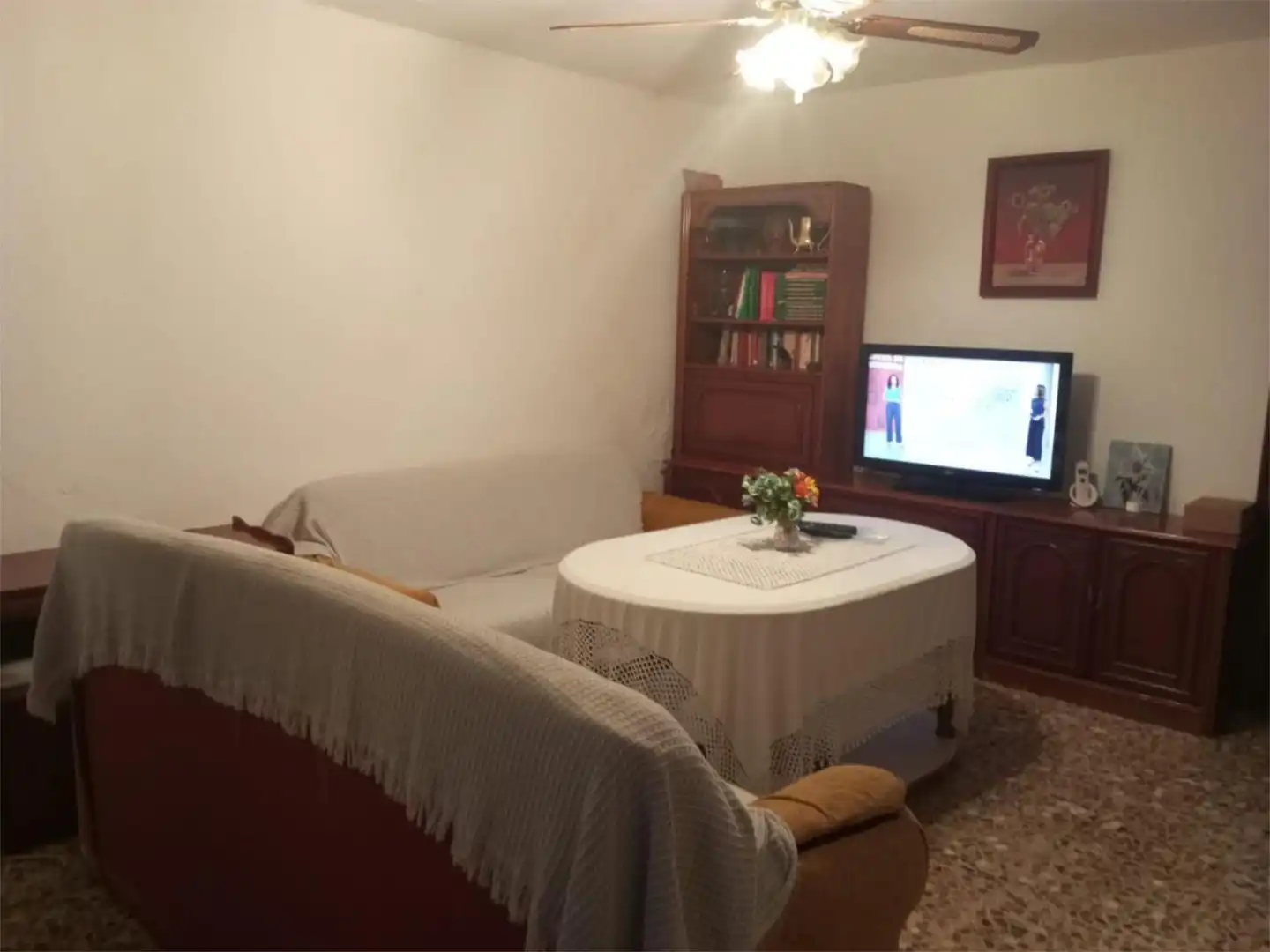 Casa adosada en venta en Calle Colon, 43, El Campillo (Huelva) Sala de estar de Casa adosada en venta en El Campillo (Huelva) con Terraza y Amueblado
