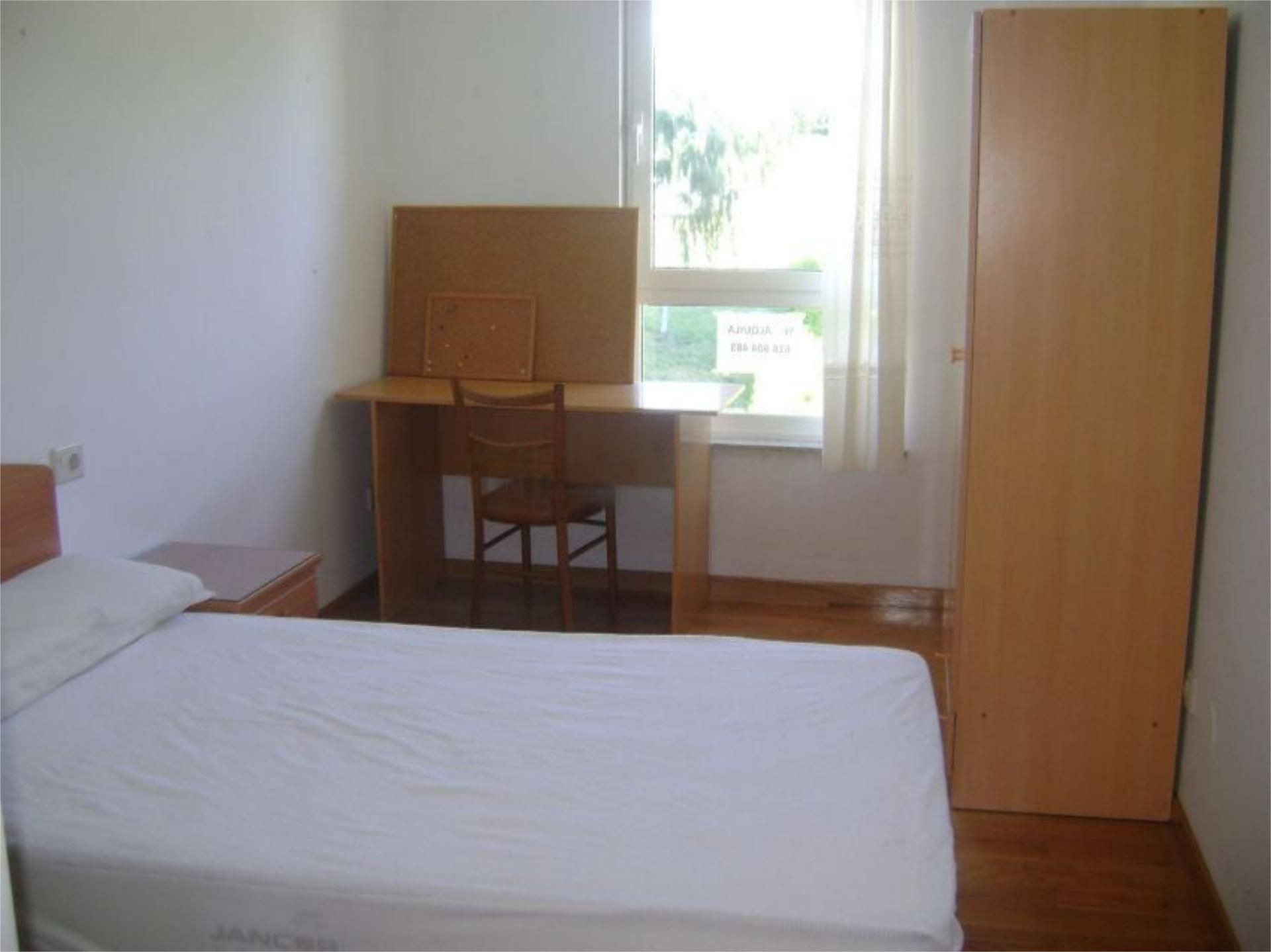Bedroom of Flat to rent in Lugo Capital  with Heating, Private garden and Parquet flooring