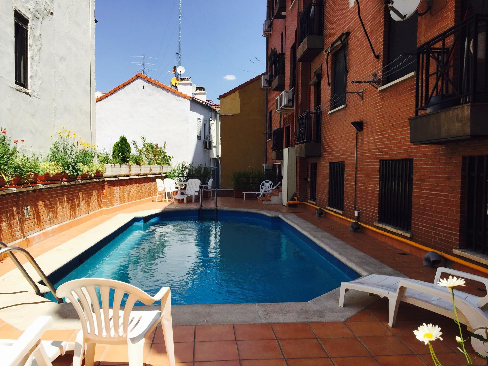 Piscina de Pis per a compartir en  Madrid Capital amb Calefacció, Jardí privat i Terrassa
