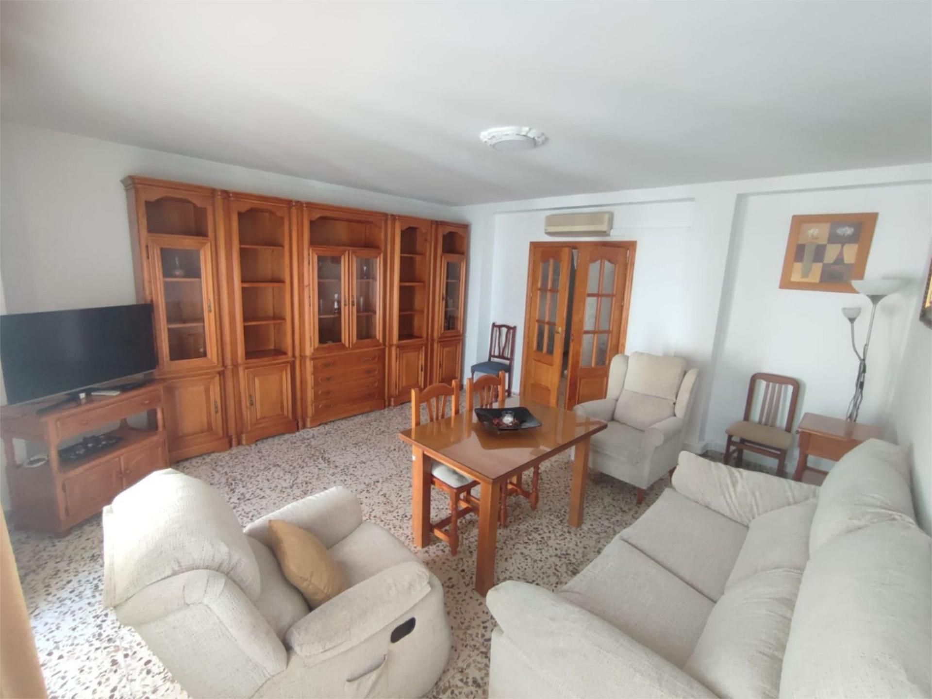 Sala d'estar de Pis per a compartir en Ronda amb Moblat i Balcó