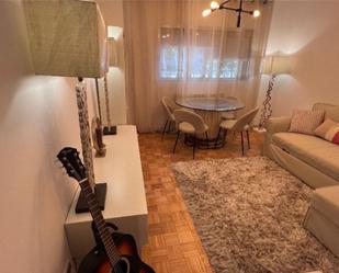 Sala d'estar de Pis en venda en  Madrid Capital amb Calefacció, Parquet i Moblat