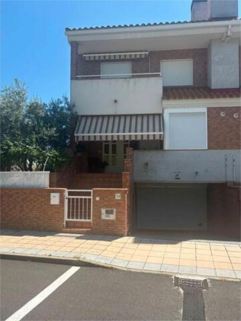Exterior view of Single-family semi-detached for sale in Salamanca Capital  with Terrace and Swimming Pool