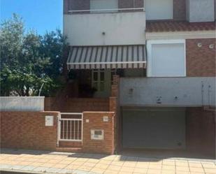 Exterior view of Single-family semi-detached for sale in Salamanca Capital  with Terrace and Swimming Pool