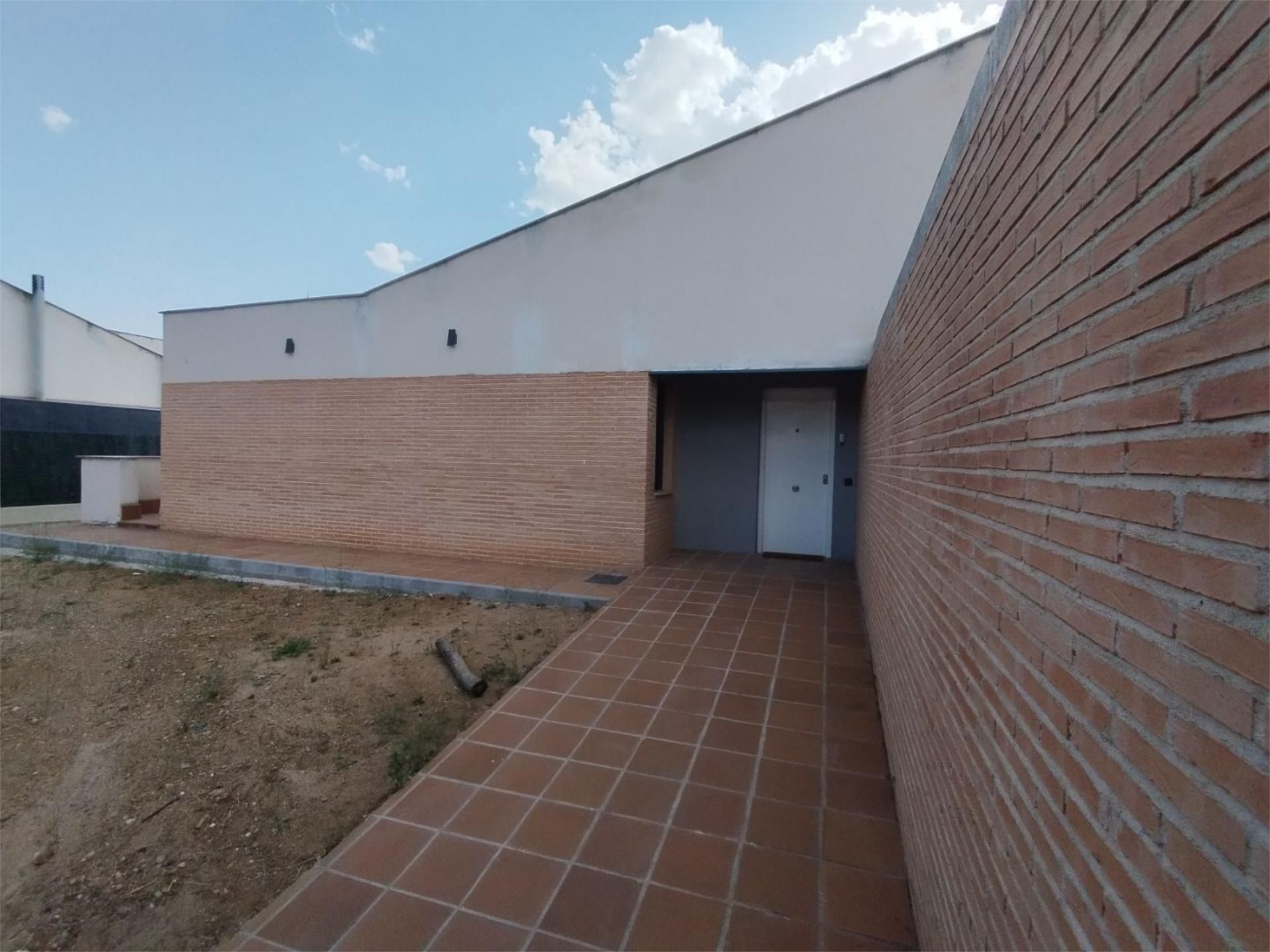 Exterior view of House or chalet to rent in Layos  with Air Conditioner, Heating and Private garden