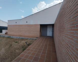 Exterior view of House or chalet to rent in Layos  with Air Conditioner, Heating and Private garden