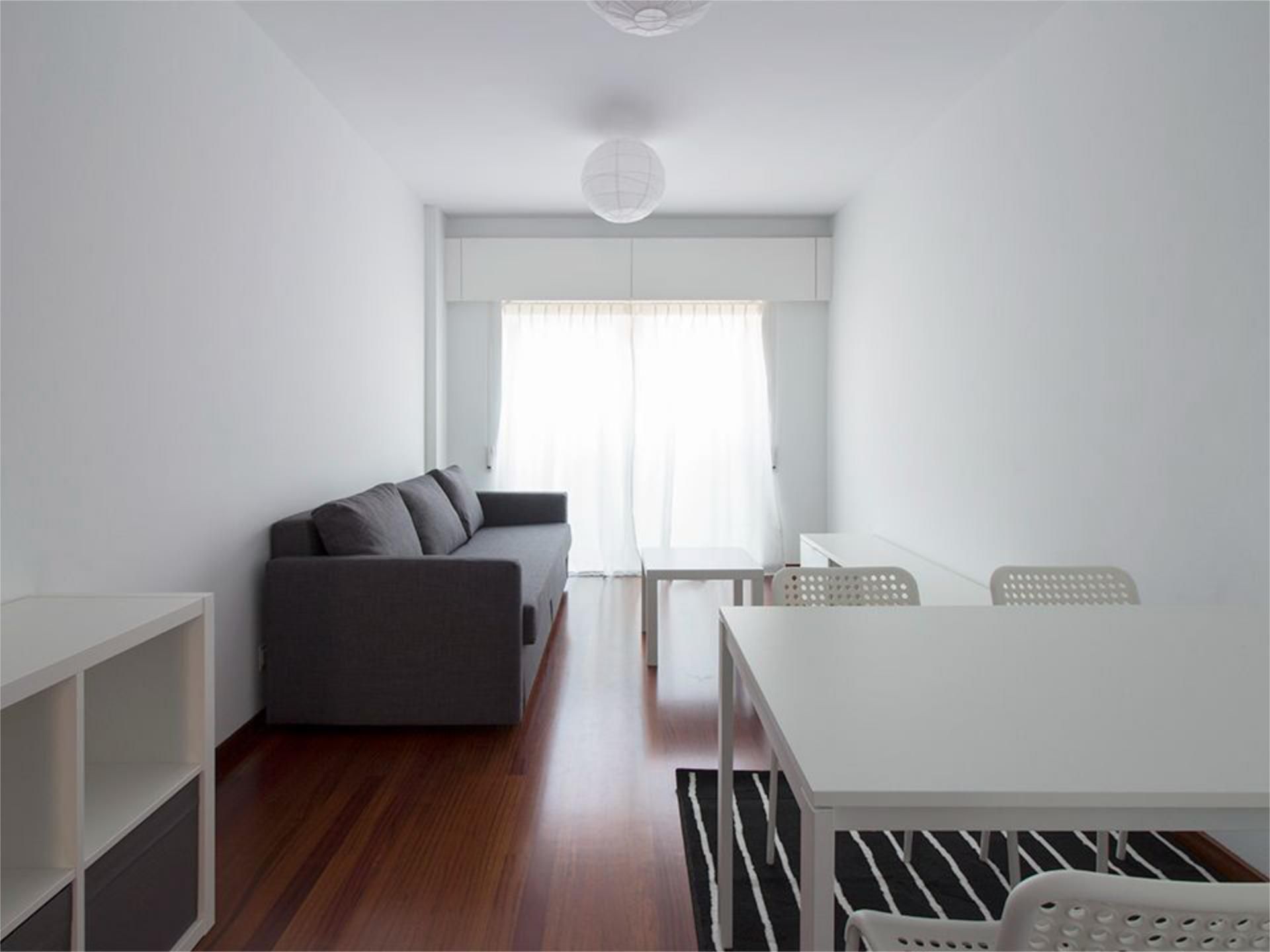 Living room of Flat to rent in Santiago de Compostela   with Heating, Parquet flooring and Furnished