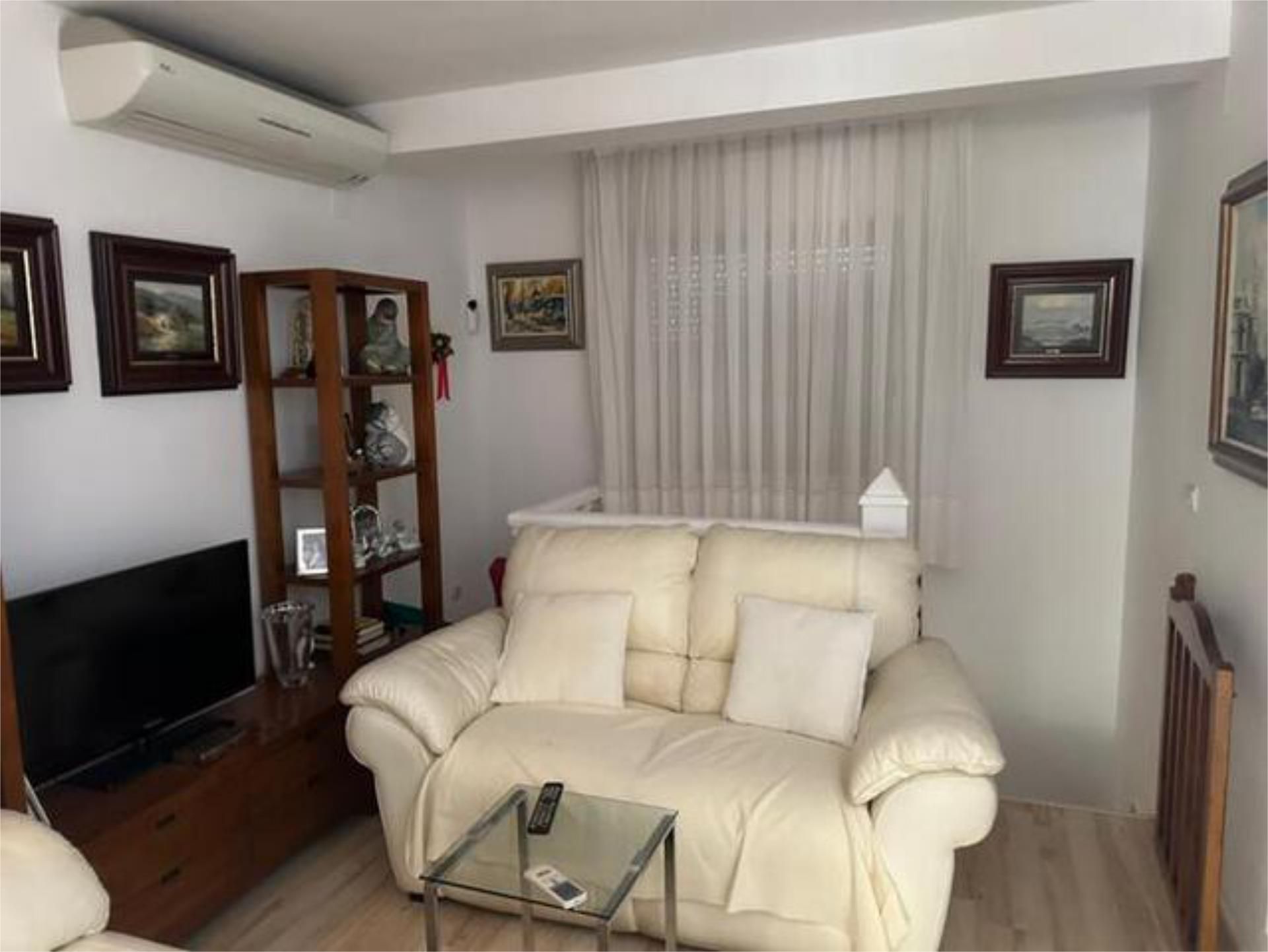Sala d'estar de Casa adosada en venda en Guardamar del Segura amb Terrassa i Piscina