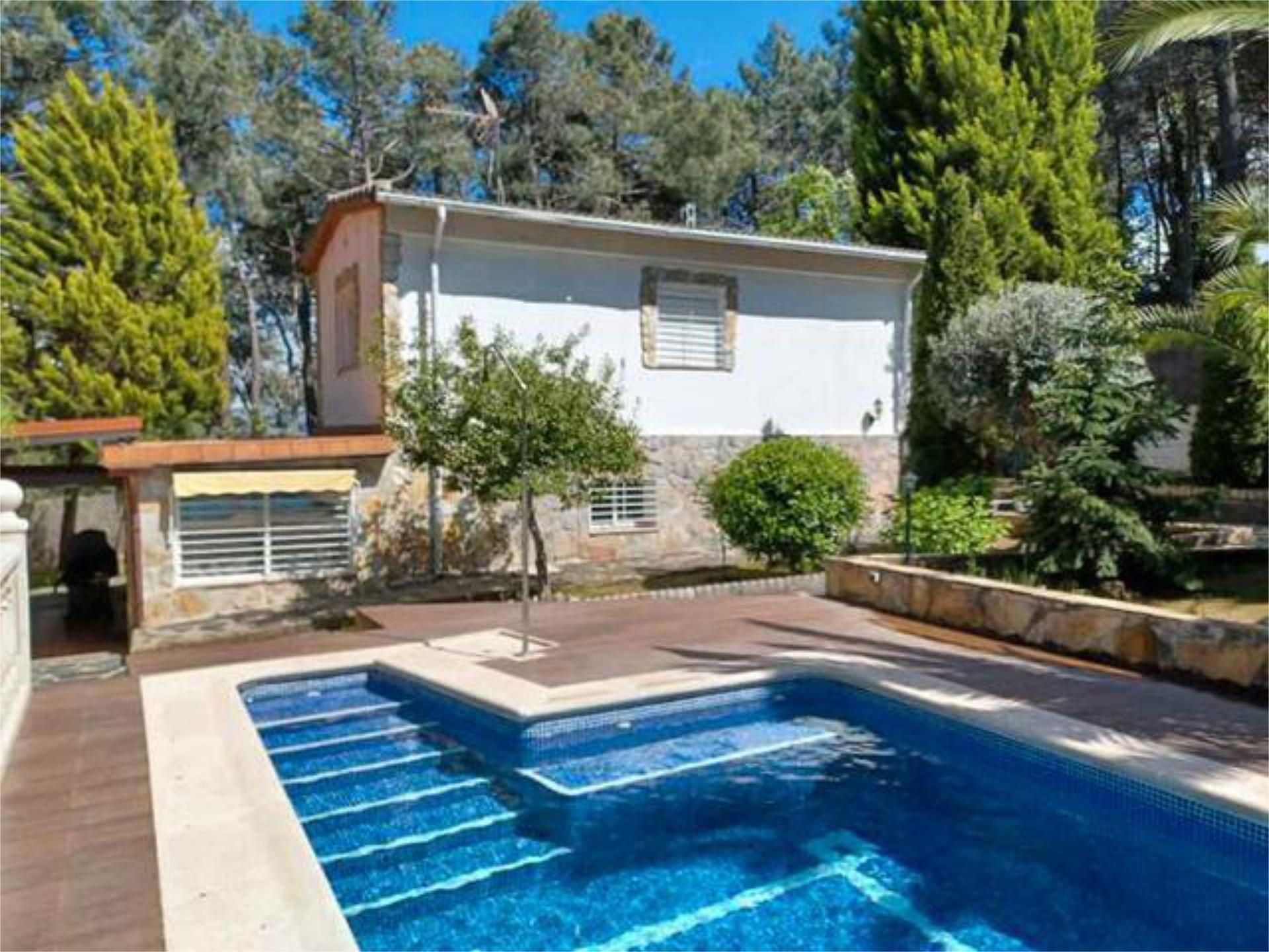 Piscina de Casa adosada en venda en El Tiemblo  amb Calefacció, Jardí privat i Terrassa