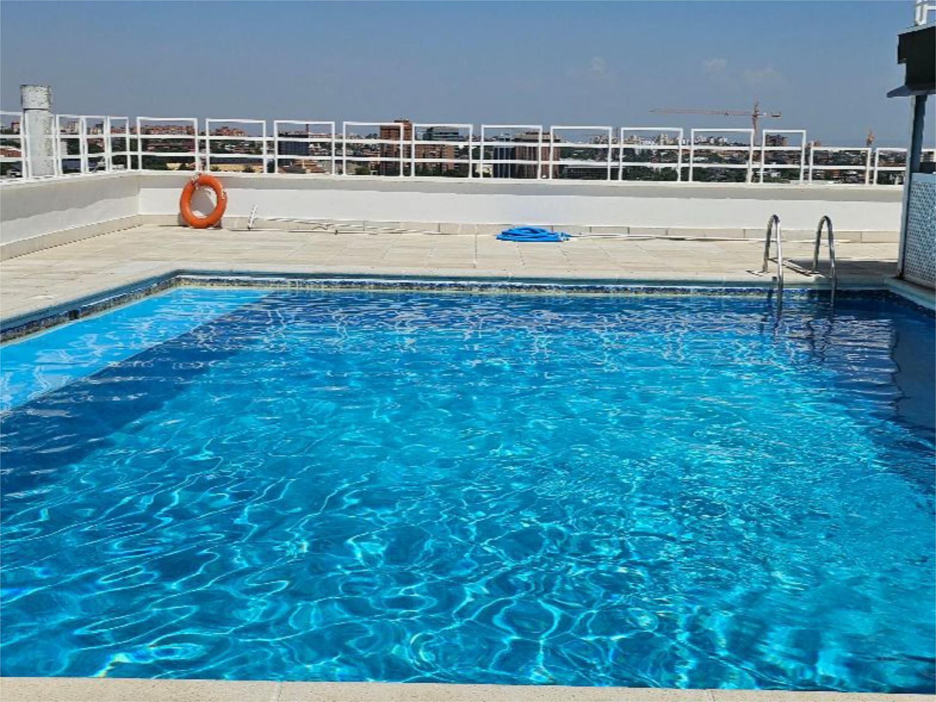 Swimming pool of Flat for sale in  Madrid Capital  with Air Conditioner, Heating and Private garden