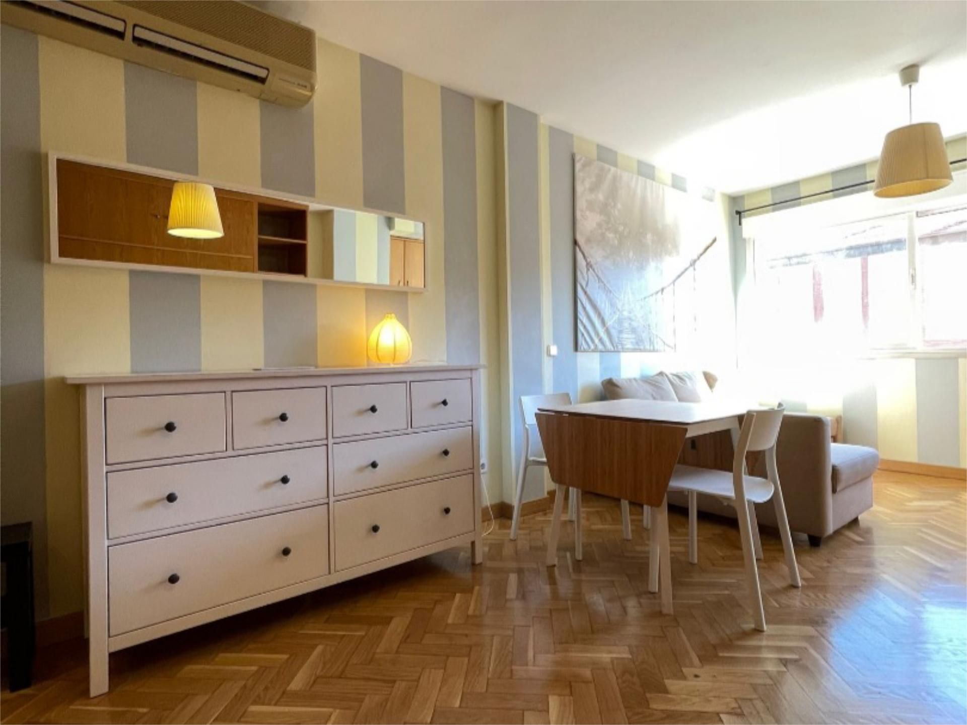 Dormitori de Pis de lloguer en  Madrid Capital amb Aire condicionat, Parquet i Moblat