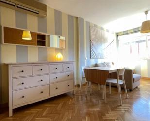 Dormitori de Pis de lloguer en  Madrid Capital amb Aire condicionat, Parquet i Moblat