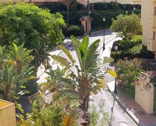 Vista exterior de Pis de lloguer en Manilva amb Terrassa, Piscina i Moblat