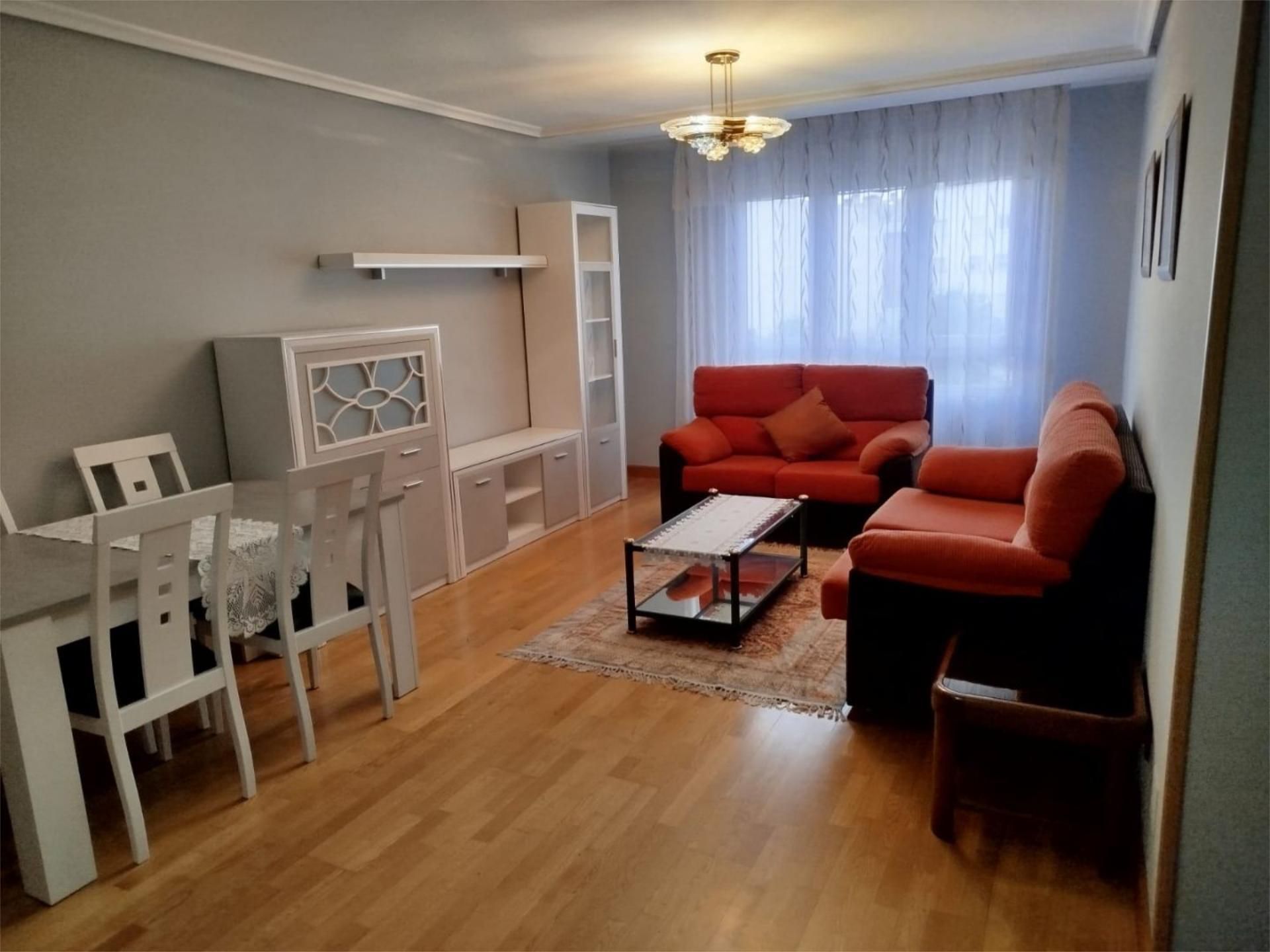 Sala d'estar de Pis de lloguer en Aranda de Duero amb Calefacció, Parquet i Moblat