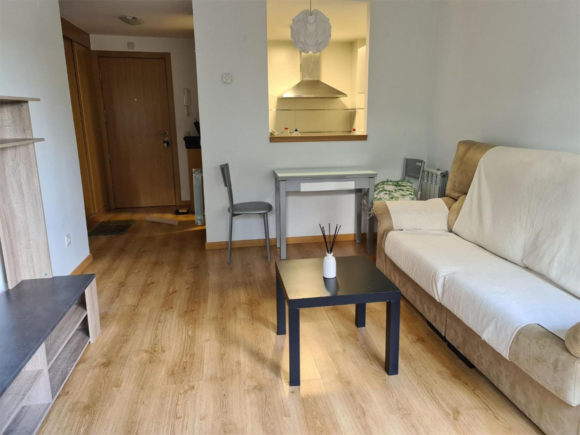Sala de estar de Piso para compartir en Marchamalo con Calefacción, Parquet y Amueblado