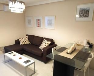 Sala d'estar de Apartament de lloguer en  Madrid Capital amb Aire condicionat, Calefacció i Moblat