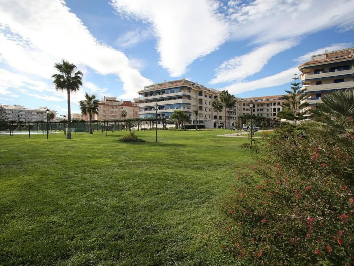 Piso de alquiler en Calle la Noria, 3, San Luis de Sabinillas Vista exterior de Piso de alquiler en Manilva con Aire acondicionado, Jardín privado y Terraza