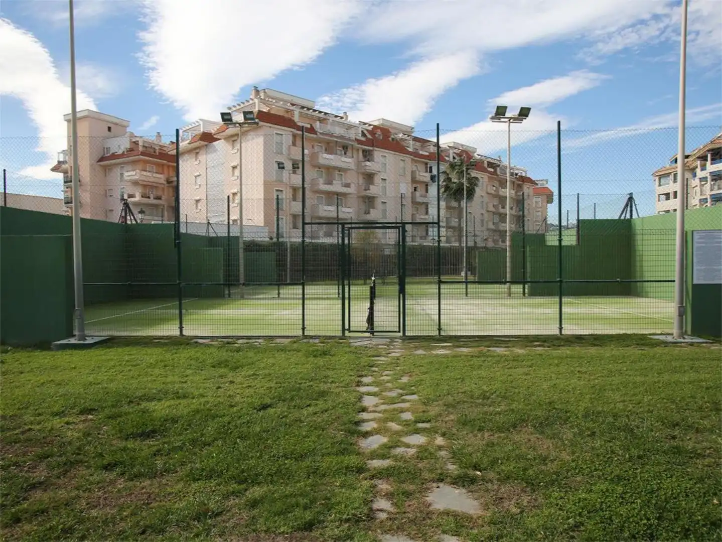 Piso de alquiler en Calle la Noria, 3, San Luis de Sabinillas Vista exterior de Piso de alquiler en Manilva con Aire acondicionado, Jardín privado y Terraza