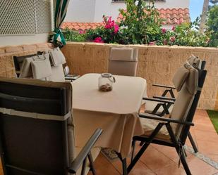 Terrasse von Einfamilien-Reihenhaus miete in Manilva mit Terrasse, Schwimmbad und Möbliert
