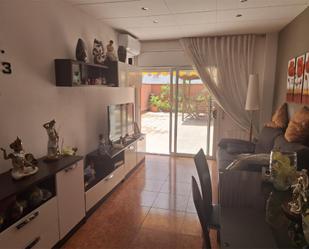 Sala d'estar de Pis en venda en Pineda de Mar amb Aire condicionat, Calefacció i Jardí privat
