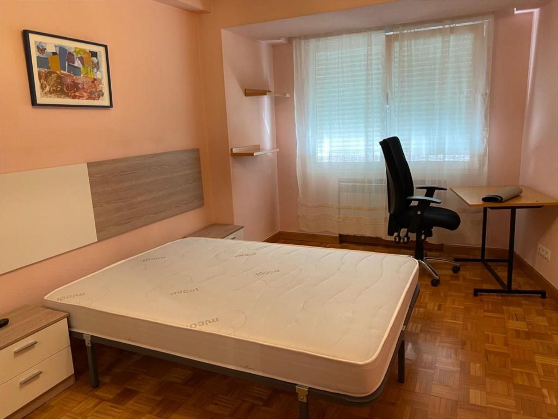 Bedroom of Flat to share in Burgos Capital  with Heating, Parquet flooring and Furnished