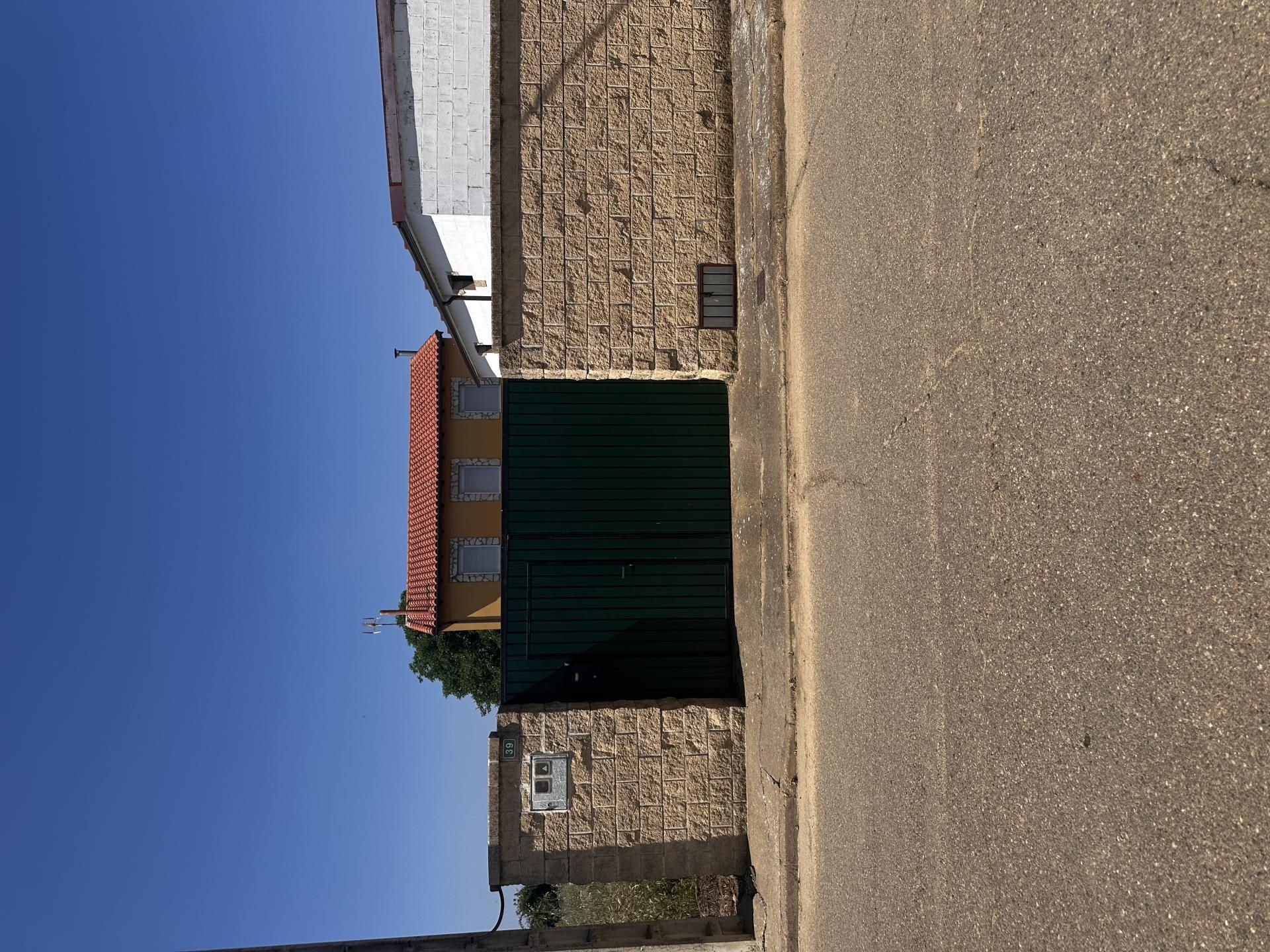 Vista exterior de Casa o xalet en venda en Villamontán de la Valduerna amb Jardí privat i Traster