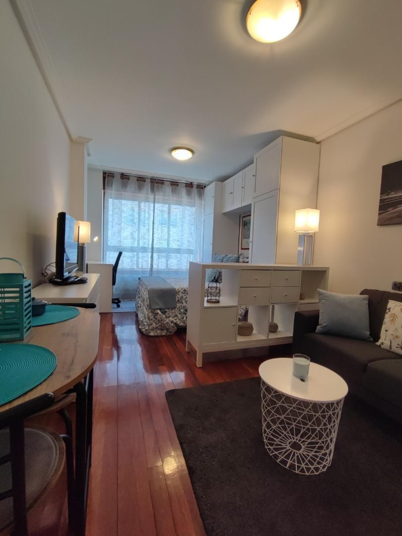 Living room of Study to rent in Vigo   with Heating, Parquet flooring and Oven