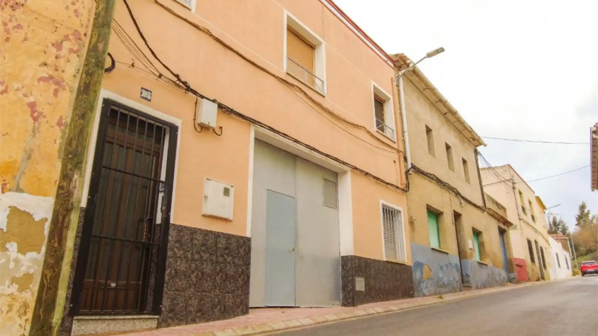 Vista exterior de Casa adosada en venta en Caudete con Calefacción, Terraza y Trastero