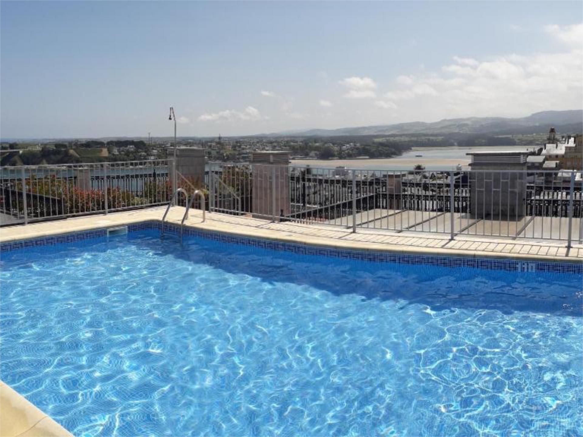 Piscina de Pis en venda en Ribadeo amb Calefacció, Parquet i Terrassa