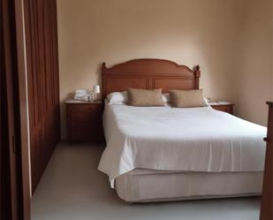 Bedroom of Single-family semi-detached for sale in Mairena del Aljarafe  with Air Conditioner, Terrace and Storage room
