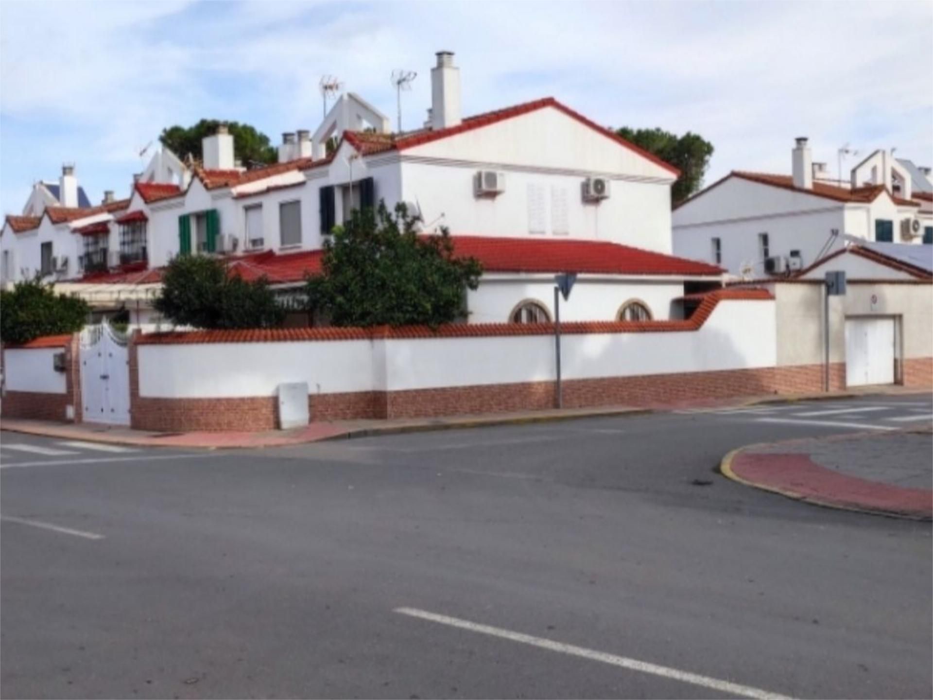 Vista exterior de Casa adosada en venda en Aljaraque amb Aire condicionat, Terrassa i Piscina