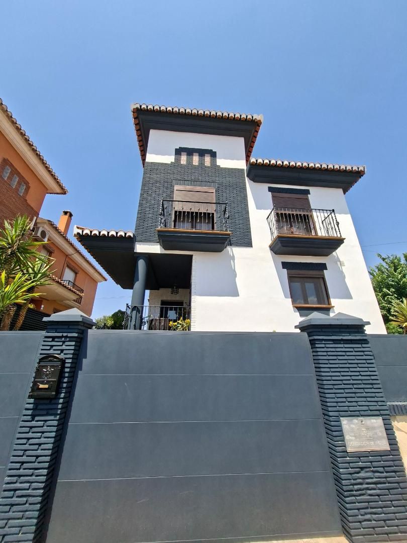 Vista exterior de Casa o xalet en venda en Vegas del Genil amb Aire condicionat, Calefacció i Jardí privat