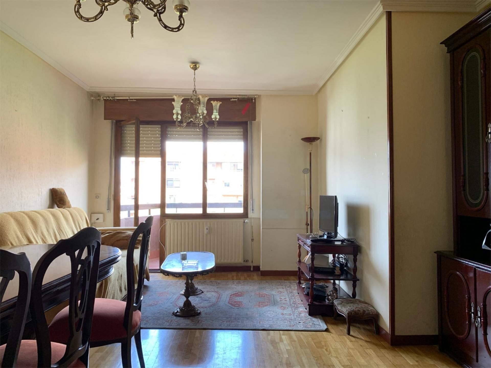 Sala d'estar de Pis en venda en León Capital  amb Calefacció, Parquet i Terrassa