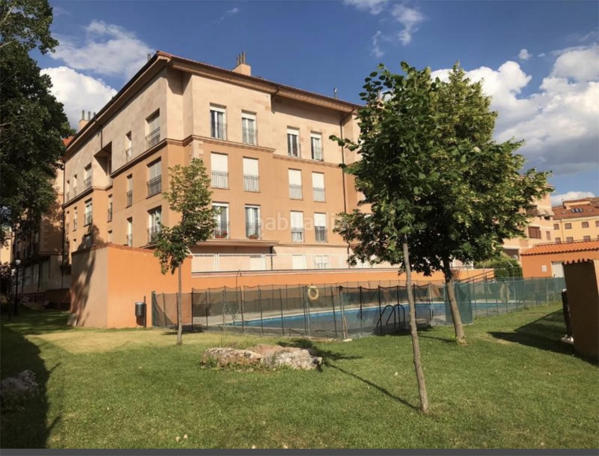 Vista exterior de Pis en venda en Sigüenza amb Aire condicionat, Calefacció i Jardí privat