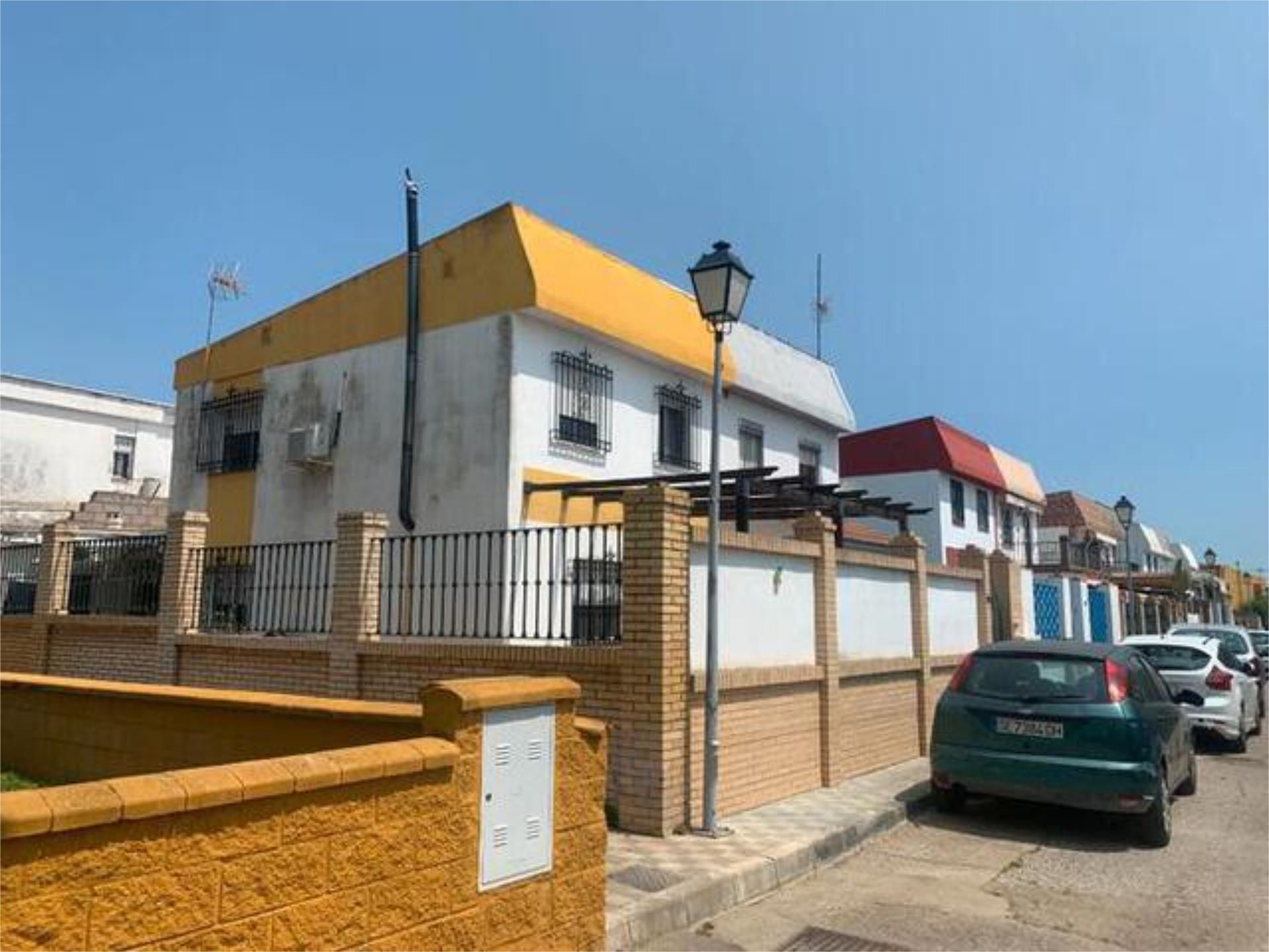 Vista exterior de Casa adosada en venda en Espartinas amb Piscina