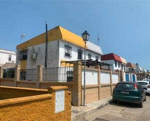 Vista exterior de Casa adosada en venda en Espartinas amb Jardí privat, Traster i Piscina